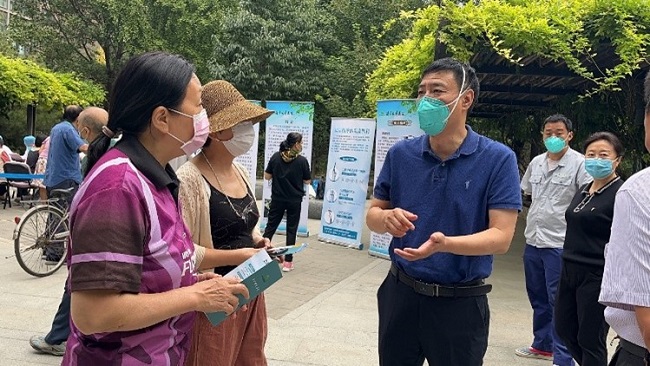 图为金涛院长为居民进行讲解